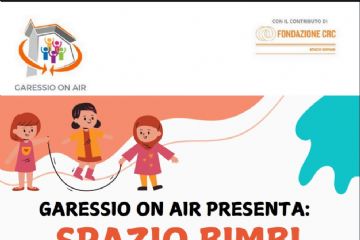 Bimbi che giocano, saltando la corda e facendo il girotondo