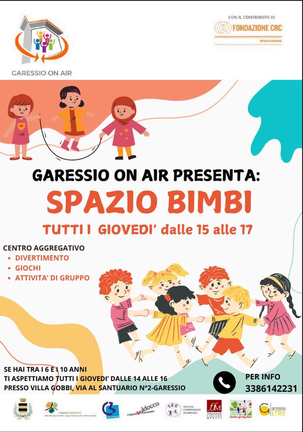 Bimbi che giocano, saltando la corda e facendo il girotondo