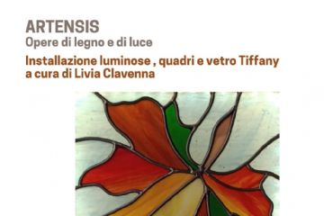 immagine: fiore in vetro colorato
Dal 21 dicembre 2024 al 23 marzo 2025, nei giorni di sabato e domenica, dalle ore 15,00 alle 19,00, presso la Galleria Porta Rose, nel Borgo Medievale di Garessio, apre la Mostra "ARTENSIS. Opere di legno e luce". Installazioni luminose, quadri e vetro Tiffany a cura di Livia Clavenna e "Dalle rovine della scultura nasce un'opera d'arte" a cura di Bruno Geda.