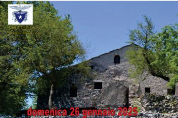 immagine: abbazia di S. Pietro in Varatella
Domenica 26 gennaio 2025, il CAI Sezione di Garessio, organizza una camminata sociale in Liguria: dal Giogo di Toirano all'Abbazia di San Pietro in Varatella. 
L'Abbazia benedettina è ubicata alla sommità del Monte Varatella. Venne fondata prima dell'anno mille dai monaci benedettini che l'abitarono fino al 1313, quando vennero rimpiazzati dai Certosini di Casotto che continuarono a viverci fino al 1495. Dopo questa data rimase solo la tradizione di compiere un pellegrinaggio il 1° di agosto, giorno di S. Pietro in Vincoli, da tutta la comunità della vallata.
Oggi questa festa si svolge il 1° di maggio e ogni 5 anno la tradizionale processione dal Borgo di Toirano alla sommità del monte.
Dietro l'altare della chiesa di trova l'affresco del XV secolo raffigurante San Pietro in abiti pontificali.
Partenza ore 8,00 da Piazza Vittorio Veneto - Bar Roma, con mezzi propri - rientro previsto alle 16,00
Per informazioni 00393357559949 (Luciano)
