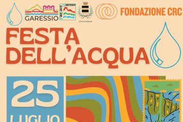 Sfondo beige-rosato con grafiche dai colori vivaci (arancio, verde, azzurro, giallo e rosso) e illustrazioni stilizzate di paesaggi naturali, grotte e corsi d’acqua. In alto compaiono i loghi degli enti promotori: Comune di Garessio, Pro Loco, Fondazione CRC.

Titolo principale in grande: FESTA DELL’ACQUA.

Sotto, su sfondo azzurro, è indicata la data: 25 luglio.

Testo descrittivo:

"Giornata dedicata alla scoperta del territorio con tour gratuiti in E-Bike, trekking e giro in grotta con accompagnatori turistici regionali."
Info:
Trekking – 335 621 4359
Grotta – 347 720 1386
E-Bike – 346 850 3509

Segue il programma serale:

"Serata di street food dalle 19 tra le vie del Borgo Ponte e spettacolo delle fontane danzanti in Piazza Indemini dalle 21:30 con l’esibizione delle scuole di ginnastica e danza locali."
"Dalle 23 Dj Set in Piazza Marconi."

In basso, il nome della località in grande: Garessio (CN).