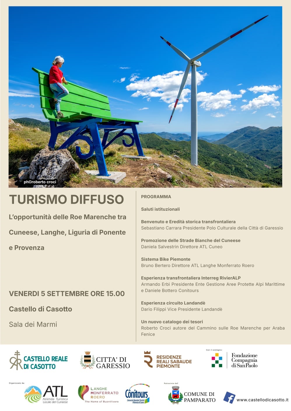 immagine: persona su panchina gigante e pala eolica
Venerdì 5 settembre 2025, alle ore 15,00  presso la Sala dei Marmi del Castello di Casotto, si svolgerà il convegno "Turismo Diffuso" L'opportunità delle Roe Marenche tra Cuneese, Langhe, Liguria di Ponente e Provenza.
Saluti istituzionali
Benvenuto e eredità storica transfrontaliera - Sebastiano Carrara - Presidente del Polo Culturale di Garessio
Promozione delle strade bianche del Cuneese - Daniela Salvestrin - Direttore ATL Cuneo
Sistema bike Piemonte - Bruno Bertero - Direttore ATL Langhe Monferrato Roero
Esperienza transfrontaliera Interreg RivierALP - Armando Erbi - Presidente Ente Gestione Aree Protette Alpi Marittime e Daniele Bertero Conitours
Esperienza circuito Landandè - Dario Filippi Vice Presidente Landandè
Un nuovo catalogo dei tesori - Roberto Croci - autore del Cammino sulle Roe Marenche per Araba Fenice
