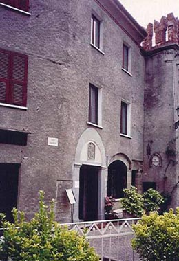 Visione frontale della Porta Rose e della torre