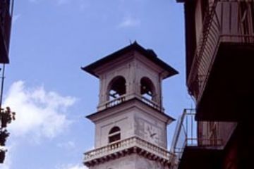 Visione frontale del palazzo comunale