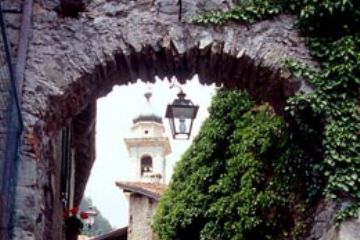 Visione frontale di Porta Jhape e del campanile della Chiesa di San Giovanni