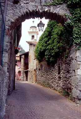 Visione frontale di Porta Jhape e del campanile della Chiesa di San Giovanni