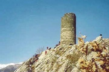 Visione frontale della Torre dei Saraceni 