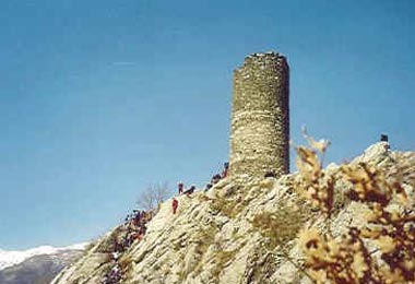 Visione frontale della Torre dei Saraceni 
