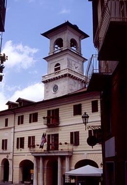 Visione frontale del palazzo comunale