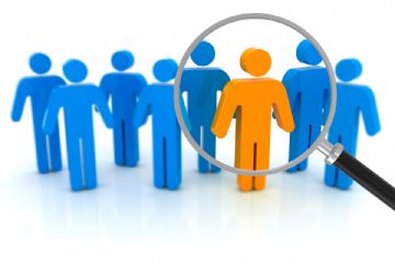 Gruppo di persone di colore blu, con una persona di colore arancione dentro lente di ingrandimento